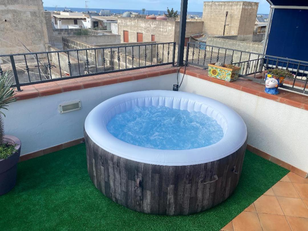 Apartment With Terraces And Private Jacuzzi - San Vito 400M From Beach San Vito Lo Capo Exterior foto